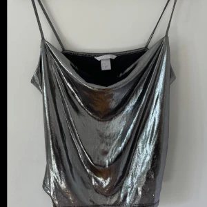 Fest topp  - Perfekta fest toppen. Silvrig med urringning. Jätteskön 