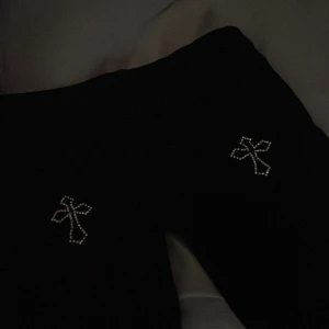 Svarta bootcut byxor - Säljer mina om syda byxor då dom inte kommer till användning jag har gjort dom lågmidjade och de har hålt mycket bra man ser inte att de är om syda har även lagt till detaljer på fickorna med textil lim som håller i tvättmaskinen dom är i storleken 158 och är lite korta på mig som är 160/165 men om man är kortare än de så skulle jag säga att dom skulle sitta lagomt utöver att dom är lite korta skulle jag sägga att de sitter som ett par S 