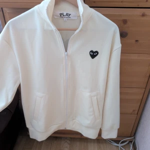 CDG zip-up - Använd ett fåtal gånger. Det förekommer spår av användning exempelvis bild som är placerad under ena fickan. Dessa är ej OG, därav priset.