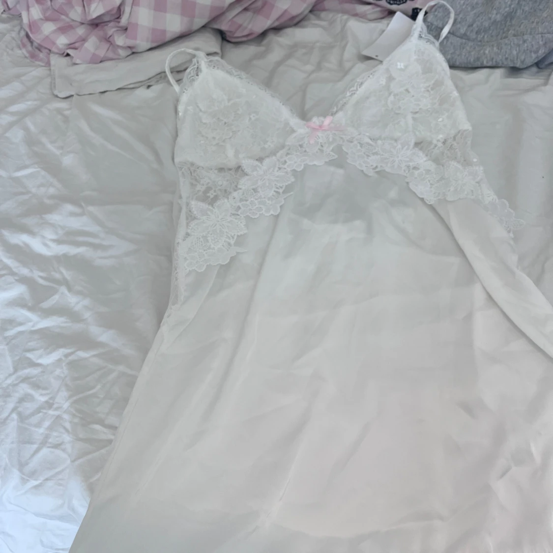 Vit spetsklänning / nattlinne lingerie med rosett - 1