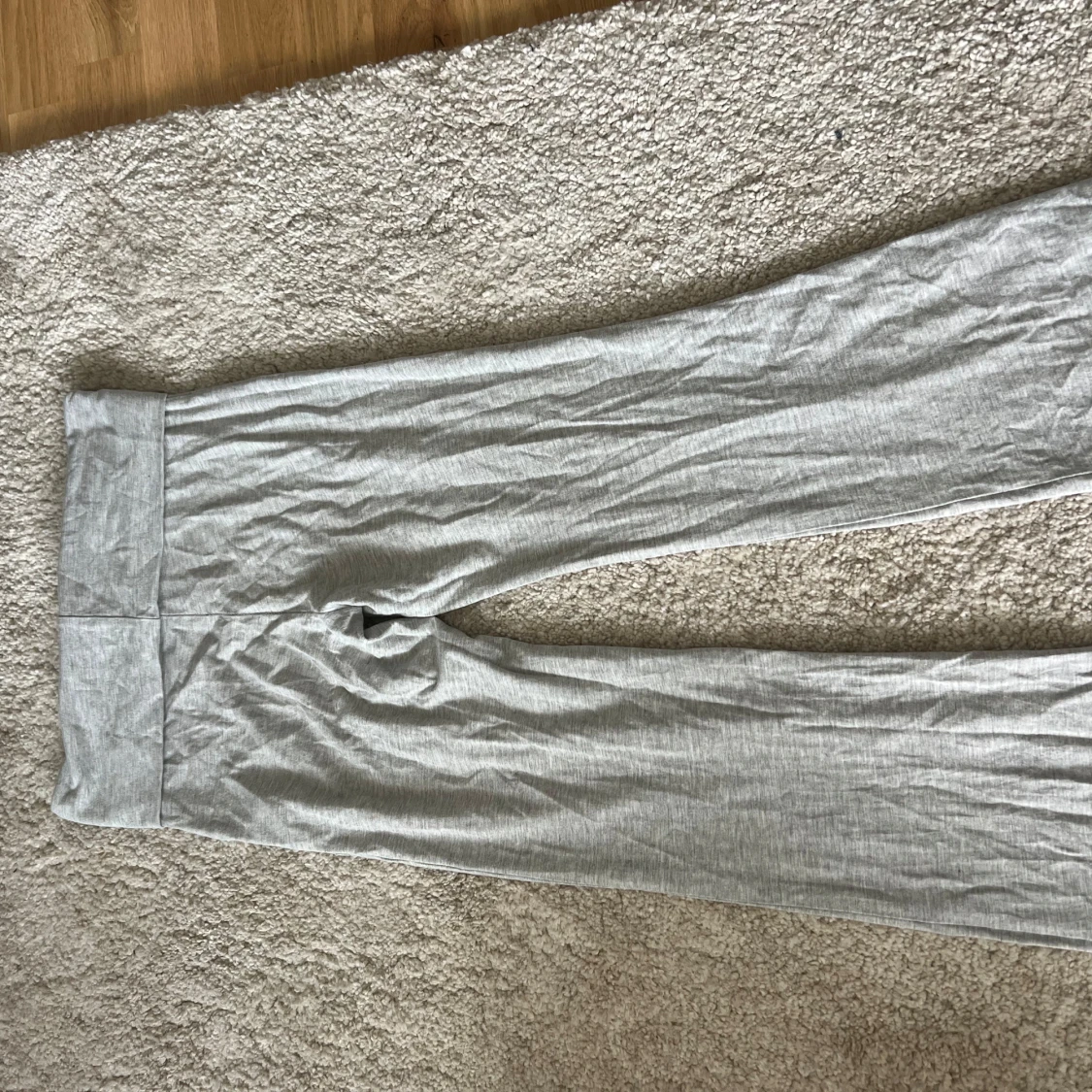 Gråa lågmidjade mjukisbyxor - 1