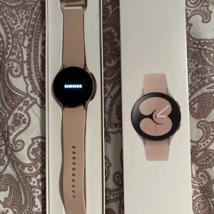 Samsung Galaxy Watch4  - Snygg Samsung Galaxy Watch4 med rund svart urtavla och stilrent beige silikonarmband. Smartwatchen har touchskärm och kommer med originalförpackning och laddkabel. Är som ny men har en liten repa. Pris går att pruta.