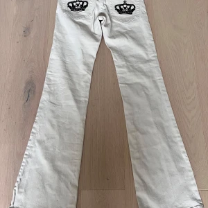 Vita bootcut jeans Victoria Beckham - Snygga vita bootcut/flare jeans från Victoria Beckham x Rock & Republic!! De är i nyskick💕💕 Midjemått mätt platt: 35 cm Innerbenslängd: 84 cm Ytterbenslängd: 100 cm Midjehöjd: 18 cm