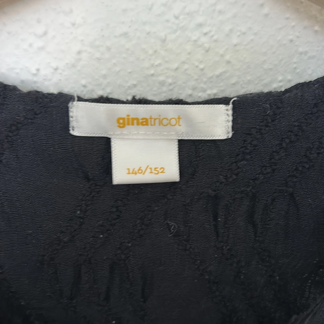 Svart volangblus från Gina Tricot  - 2