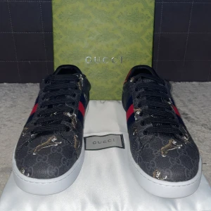 Gucci ace tiger - Tjena säljer nu mina gucci ace tiger skor, skicket är 9/10. De är perfekta nu inför skol starten/hösten. Size 42 men passar även 43