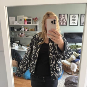  zara jacka - Skriv för frågor❤️❤️!!! Jätte snygg zara jacka som inte kommer till andvändning är i storlek M men passar mig som har S