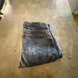 Svarta raka jeans från Grunt  - Tja jag säljer dessa  par svarta jeans från Grunt med klassisk femficksdesign och raka ben. De är i W28 men de sitter ganska loose i sin form och är ganska stora o modellen och som vanligt kan ni kontakta mig vid minsta lilla tanke om jeansen!