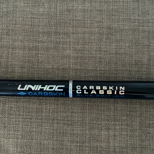 Unihoc Carbskin Classic Blue Edition 26 - Säljer ett fint Unihoc Carbskin Classic Blue Edition  skaft i 26 flex 96cm, ett fint skaft men säljs på grund av fel längd