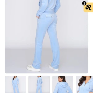 Ljusblå juicy couture set! - Säljer ett  ljusblå juicy couture set i mjuk velour med snörning i midjan och fickor både fram och bak. Byxorna har en relaxed passform och bred resår i midjan. Perfekta för chill dagar hemma eller när du vill vara extra bekväm. Byxor i XXS och tröjan i S! Använt en del därav billigt pris, byxorna är lite smutsiga längst ner och  fläckar här å där, syns att dem är använda men tröjan är som ny💓 ite noppriga i bandet med på byxorna . De är många defekter. Därav billigt pris!