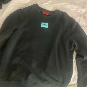 Svart sweatshirt från Hugo Boss - Hugo boss mjukis set, bra skick förutom ett hål på låret! Därför de säljs billigt, kom privat för frågor 