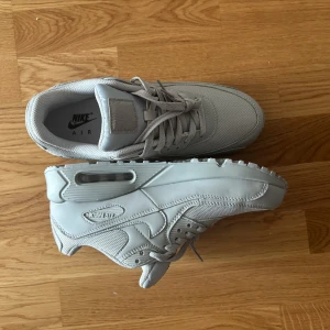 Nike Air Max 90 grå  - Säljer ett par  Nike Air Max 90 sneakers i helgrått. Storlek 45 säljer för att de inte pasar använt lite tvättade precis så ser helt ny.