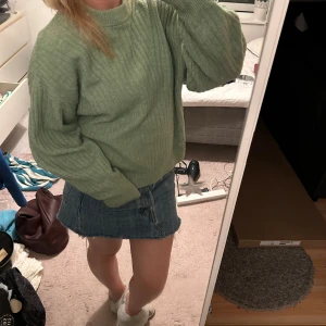 Ljusgrön ribbad stickad tröja - Säljer en ljusgrön stickad tröja med ribbad struktur och rund hals från H&M i strl xs. Jättemysig och skön o passar till allt! Bara o fråga om du undrar nåt!💚