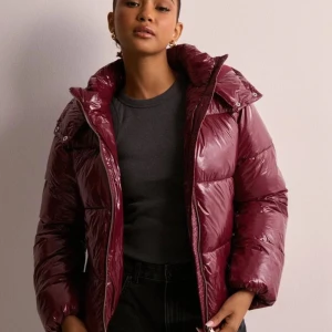 Jacka Burgundy  - Jättesnygg höst/vinterjacka från Nelly! Väldigt bra skick och endast använd i vintras. Helt slutsåld! Köpte min på Plick för 1000kr💓💓OBS lånade bilder