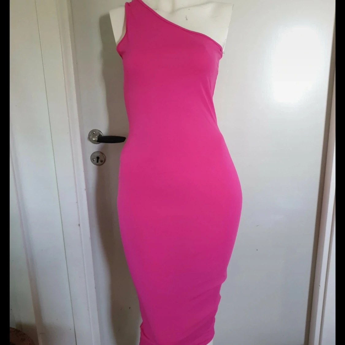 Rosa one shoulder långklänning - 1