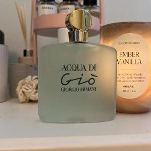 Acqua di Giò Giorgio Armani 100ml - Fräsch parfym från Giorgio Armani, Acqua di Giò, i en stilren frostad glasflaska med guldfärgad kork. Flaskan rymmer 100 ml och har en mjukt rundad form. Doften är ikonisk och passar dig som gillar en klassisk, fräsch vibe. Testad en gång