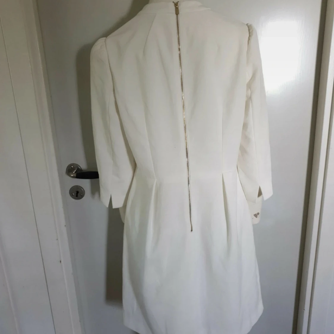 Vit kort klänning med knappar - 2
