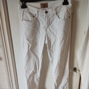 Vita jeans - Ett par vita jeansbyxor från Levis. Slim passform. De set väldigt skrynkliga ut på bilden men det är för att de har legat i garderoben ett tag men de är av ett vanligt jeanstyg.