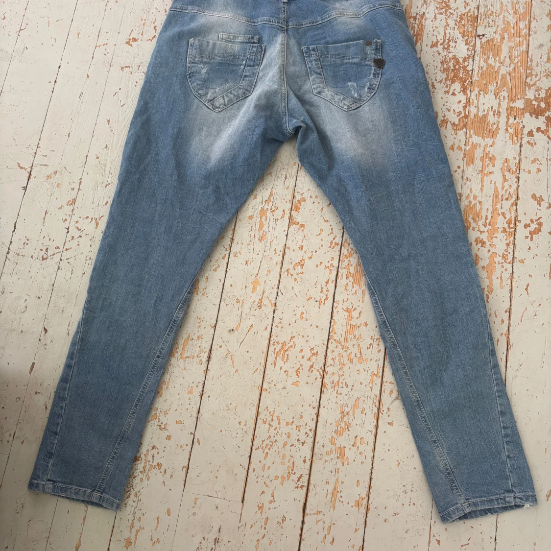 Blå patchade jeans från Zhrill - 1