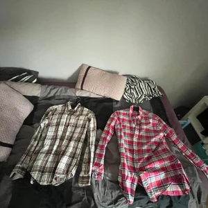 Rutig skjorta från Ralph Lauren L och Gant M - Tjena! Jag fick massa kläder från min bror som knappt är använda för att de var stora för honom och jag har ingen plats i garderoben till dem. Ralph lauren skjortan säljs för 200 och Gant skjortan säljs för 100 men är öppen för förslag såklart. Allting är ÄKTA! 