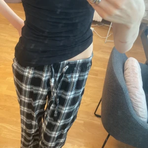 Svarta rutiga mjukisbyxor från H&M - Rutiga pyjamasbyxor från hm. Aldrig använda och säljer då de är aningens för korta för mig som är 173. 🤍