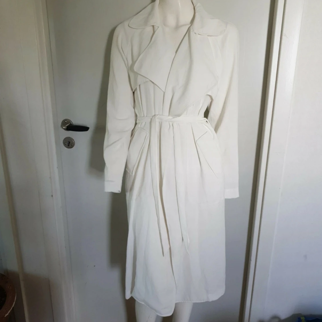 Vit trenchcoat med bälte