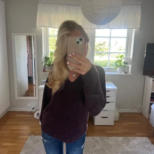 Vinröd stickad v-ringad tröja - Säljer en mysig vinröd stickad tröja med v-ringning och långa ärmar.Tröjan är endast använd några få gånger och har inga som helst defekter💞