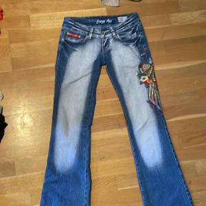 Crazy age jeans  - jätte snygga crazy age byxor i storlek 36. slitna längst ner men inget man märker av. skriv för mer bilder eller info. prisförslag kan diskuteras❤️