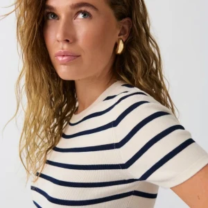 Randig stickad topp från Gina Tricot - Snygg stickad topp från Gina Tricot med marinblå och vita horisontella ränder. Väldigt skönt material nästan aldrig använd💗