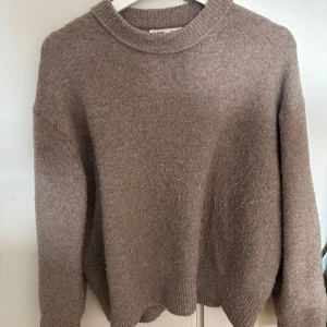 Ljusbrun stickad tröja  - Mysig beige stickad tröja från pull & bear med rund hals och ribbade muddar. Tröjan har en loose passform och långa ärmar. Storlek xs men passar s också💕