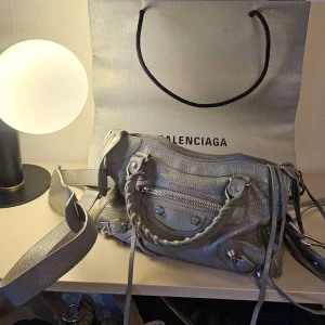 Balenciaga City Mini  - Nu säljer jag min älskade väska! En unik balenciaga city mini i den lilla storleken, väldigt bra skick då den köptes 2022! Väskan har både små handtag samt en längre axelrem. Köptes i Milano. Har inte bråttom att sälja då jag vill att det ska kännas rätt med den jag säljer till☺️❤️❤️
