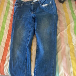 Blå Levi's 511 jeans straight fit - Säljer ett par klassiska blå jeans med straight fit. Jeansen har fem fickor, knapp och dragkedja framtill samt snygga slitningar för en cool look. Perfekt passform och tidlös stil som funkar till allt. 