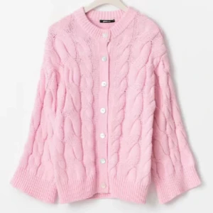 Ljusrosa stickad kofta med knappar - Supermysig slutsåld rosa kofta från Gina Tricot i storlek xs. Tröjan är oanvänd och har lappar kvar🌸