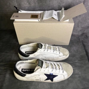 Golden goose skor - Mycket fint skick | Size 43  | box dustbag, golden goose pass och kvitto medföljer | fraktar spårbart inom 24 timmar |  för att köpa klicka ” köp nu” | vid frågor skriv ett meddelande |