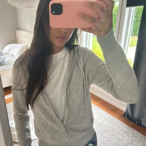 Soft Goat Zip up - Säljer min Soft Goat Zip up sååå bra skick och knappt använd. Kan tänka mig byte mot beige.