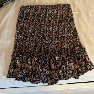 Kjol eller topp - Man kan både ha den som kjol eller topp, den har ett litet hål men går att sy