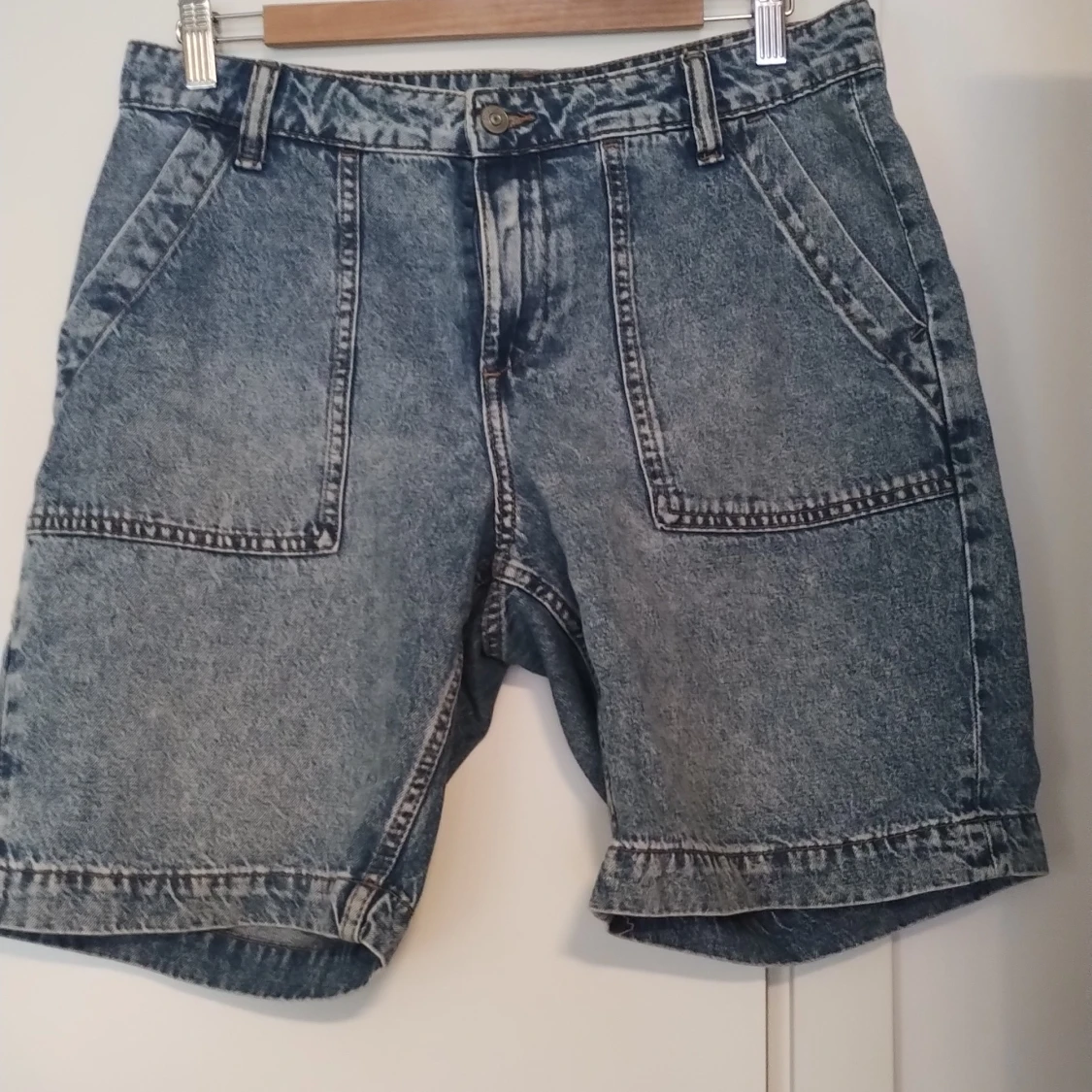 Blå jeansshorts med fickor från H&M