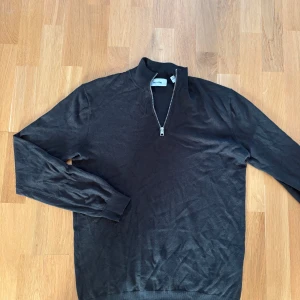 Half zip - Säljer en mörkgrön halfzip från only and sons. Använd fåtal gånger.