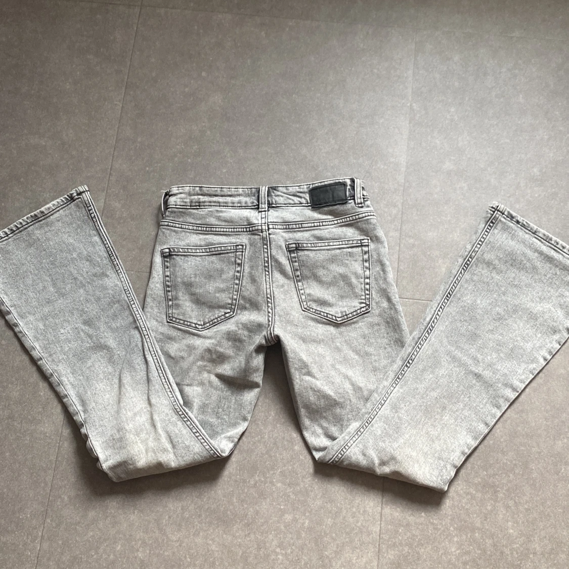 Grå bootcut jeans från 157 - 3