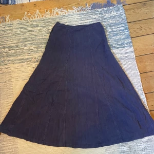 Vintage jeans maxikjol - Lilablå jeanskjol. Vintage och utan märke. Storlek 40 men skulle snarare säga 38, vintage storlek ju;) Bara att skriva vid frågor
