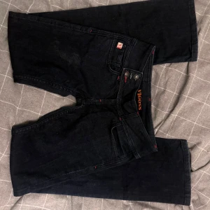 Lågmidjande bootcut jeans  - Använt antal ggr! Midja är runt 76 å längden är perfekt för mig som är 168!