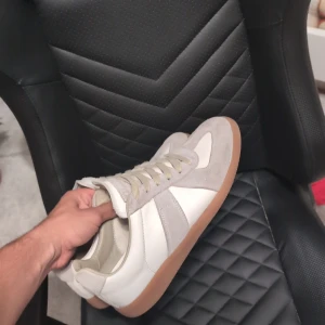 Maison margiela gats - Storlek 42, 8/10 skick lite slitna vid hälen. Köpta på plock. Boxens lock har jag tappat bort. Kan gå ner i pris. 