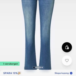 Blå bootcut jeans från LTB W24 L30 - Snygga blå jeans från LTB str 24/30 med bootcut passform och klassisk femficksdesign. Jeansen är köpta på Vinted! Man känner att de är använda för de har blivit lite ”lösare” i materialet. Köpta för 400 o endast använda 3 gånger av mig, kan sänka priset