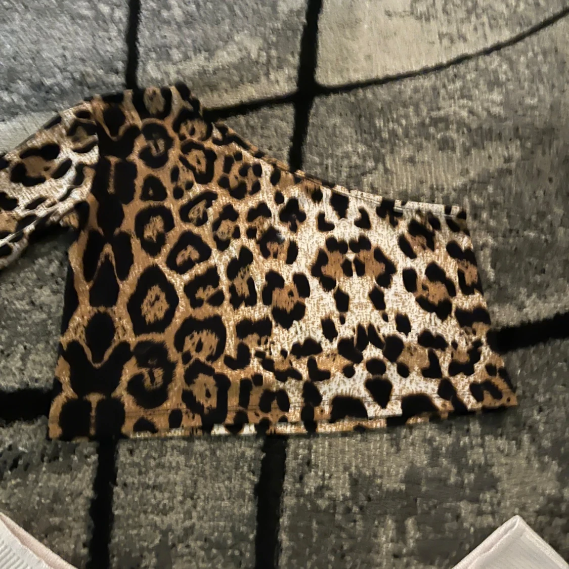 Leopardmönstrad one shoulder topp och en rosa topp. Storlek XS.  - 3