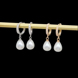 Glittriga örhängen med pärlor - Snygga örhängen.Säljs i par i silver och guldfär. Ett par örhängen kostar-190kr.Längd-2,5cm