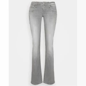 Ljusgrå Ltb jeans - Säljer ett par ljus grå Ltb jeans i storlek 26/30 helt slutsålda överallt och svåra att få tag på!! Nästan aldrig använda och i jättebra skick. Pris kan diskuteras vid snabb affär😇😇