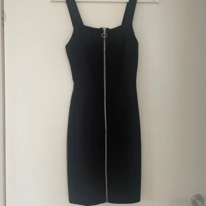 Svart kort klänning med dragkedja - Säljer denna lilla svarta klänning för att den är för liten för mig. Perfekt för en utekväll och lätt att lagra med annat. 