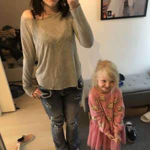 Grå unik tröja med unik design - Tröjan e sååå fin men använder knappt o vill inte slänga. Har använt den mycket men det synns knappt förutom vid ärmarna lite (se bild 4a) kan gå ner i pris