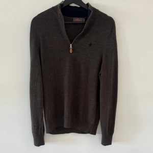 MORRIS HALF ZIP - Morris half zip i 100% merinoull - Sitter som S (står M på lappen) - Mycket fint skick - Deluxecloset