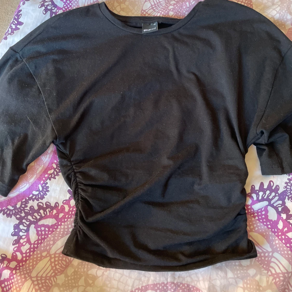 Svart croppad t-shirt från Gina Tricot - 2