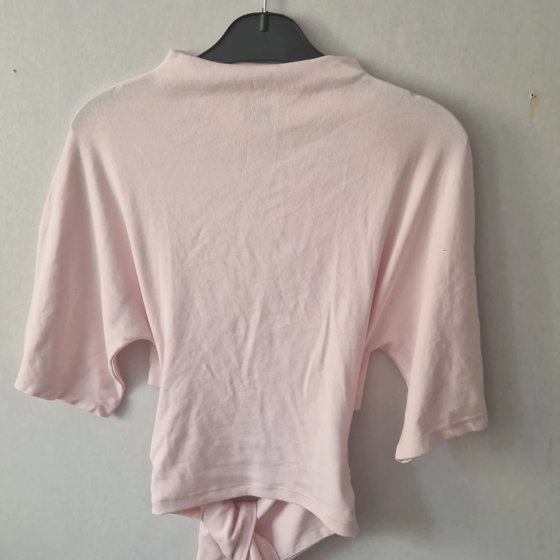 Ljusrosa croppad topp med knyt